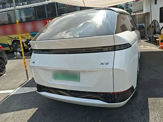 Xpeng X9 — Фото автомобиля 5