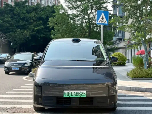 Li Auto MEGA — Фото автомобиля 5