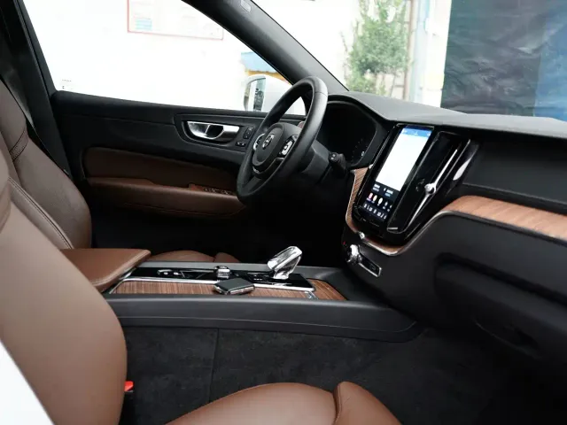 Volvo XC60 — Фото автомобиля 12
