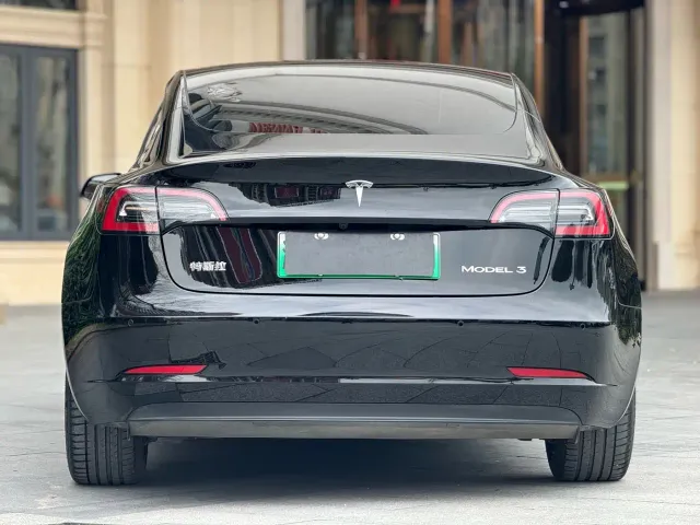 Tesla Model 3 — Фото автомобиля 11