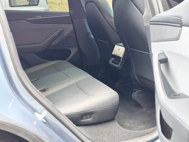 Tesla Model Y — Фото автомобиля 10