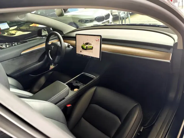 Tesla Model 3 — Фото автомобиля 7