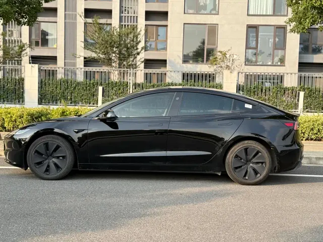 Tesla Model 3 — Фото автомобиля 2