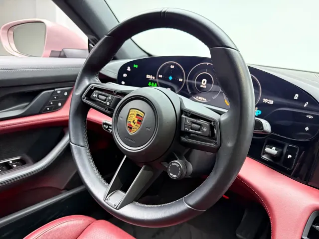 Porsche Taycan — Фото автомобиля 8