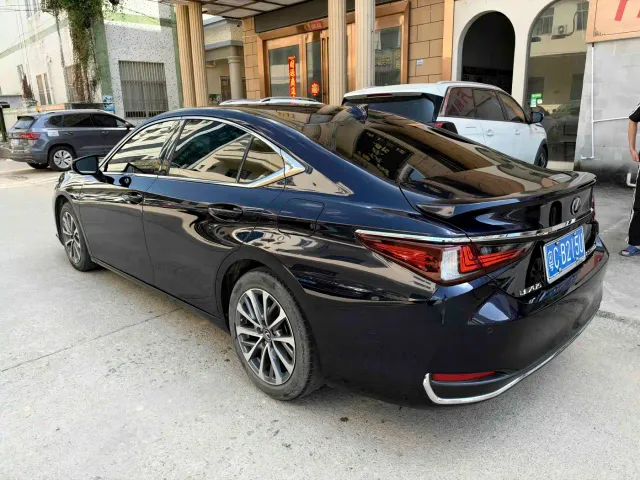 Lexus ES — Фото автомобиля 8