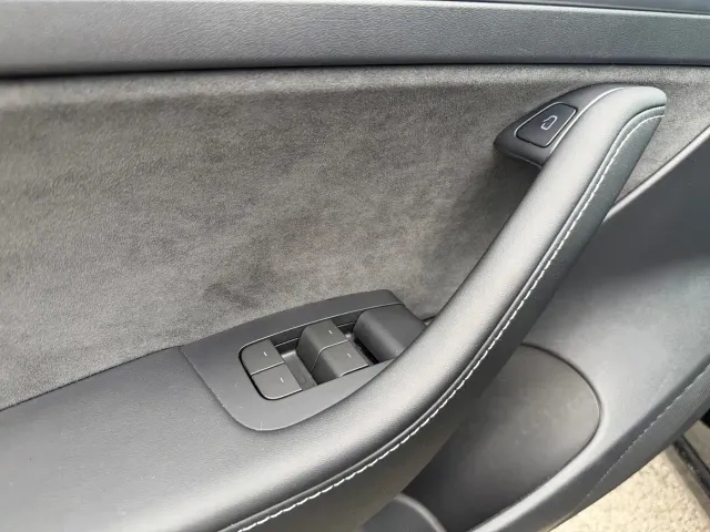 Tesla Model 3 — Фото автомобиля 9