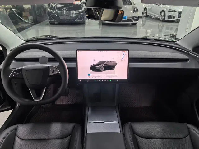 Tesla Model 3 — Фото автомобиля 10