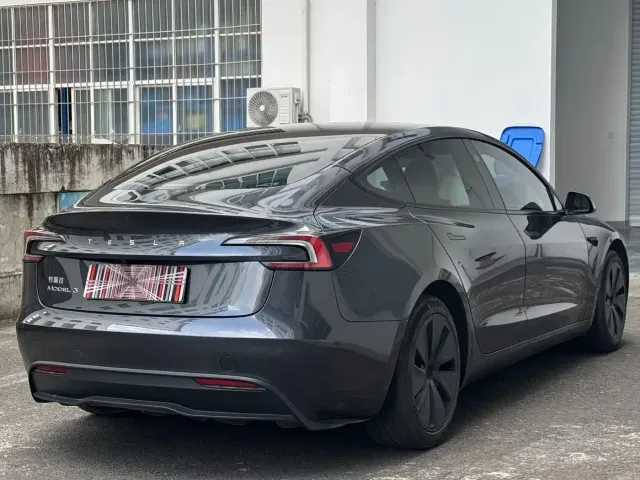 Tesla Model 3 — Фото автомобиля 11