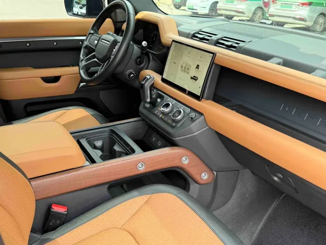 Land Rover Defender — Фото автомобиля 6
