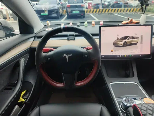 Tesla Model 3 — Фото автомобиля 15