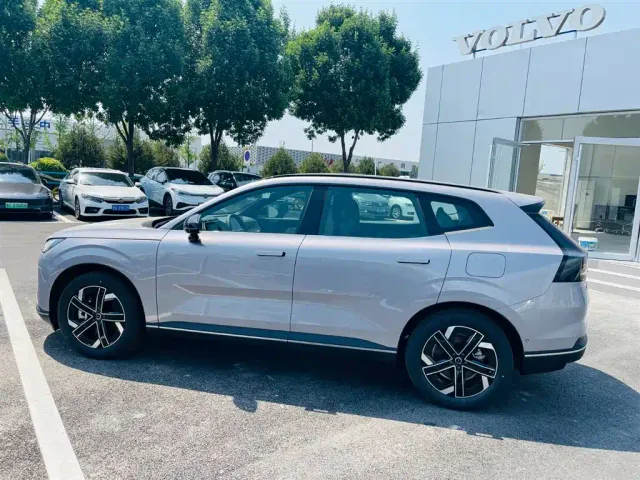 Volvo XC70 Plug-in Hybrid — Фото автомобиля 3