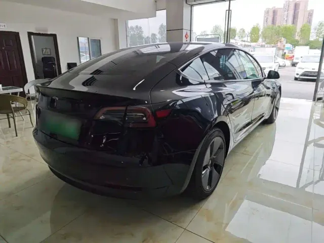 Tesla Model 3 — Фото автомобиля 6