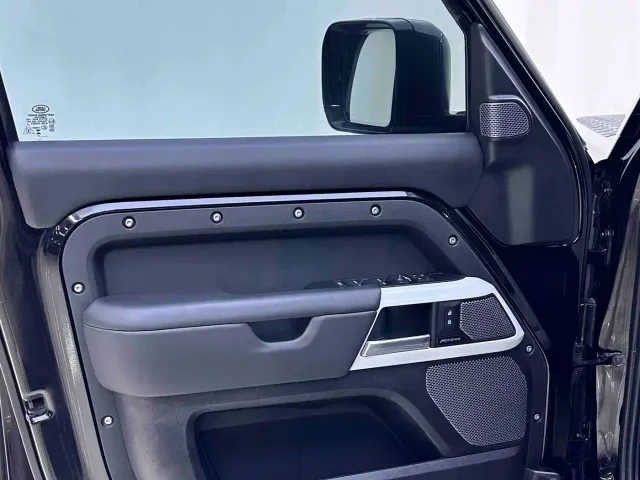 Land Rover Defender — Фото автомобиля 13