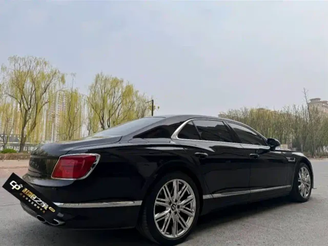 Bentley Flying Spur — Фото автомобиля 4