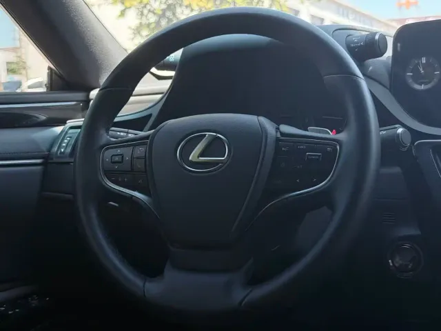 Lexus ES — Фото автомобиля 9