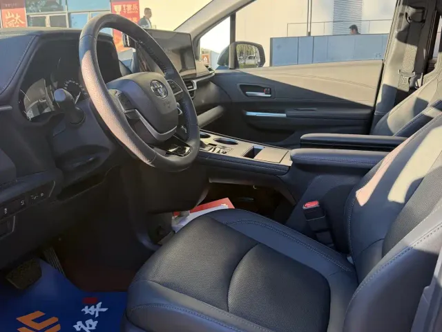 Toyota Sienna — Фото автомобиля 10