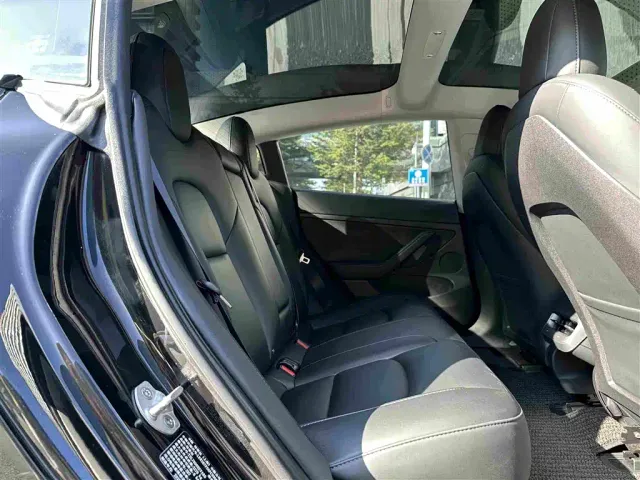 Tesla Model 3 — Фото автомобиля 18