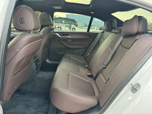 BMW 5 Series — Фото автомобиля 10