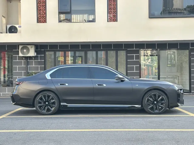 BMW i7 — Фото автомобиля 4