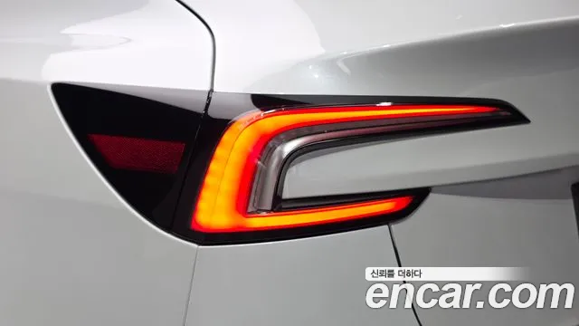 Tesla Model 3 — Фото автомобиля 8