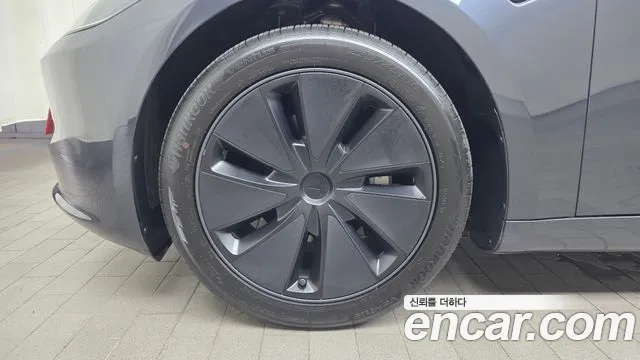 Tesla Model 3 — Фото автомобиля 5