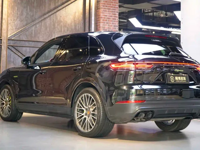 Porsche Cayenne — Фото автомобиля 3
