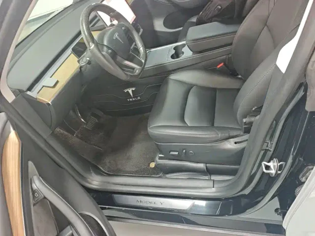 Tesla Model Y — Фото автомобиля 14