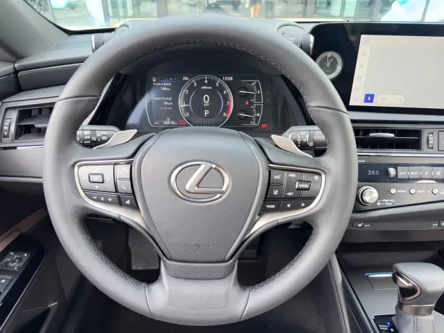 Lexus ES — Фото автомобиля 12