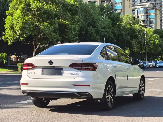 Volkswagen Lavida — Фото автомобиля 16