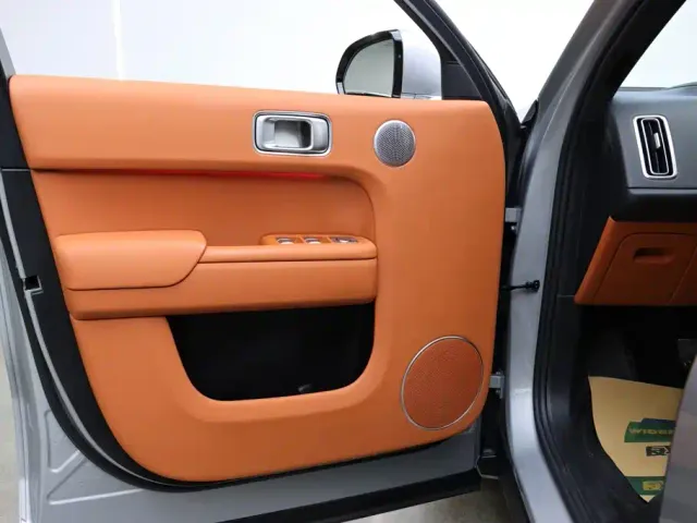 Li Auto L8 — Фото автомобиля 10