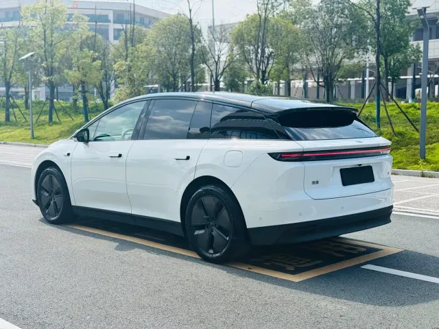 Li Auto i6 — Фото автомобиля 21