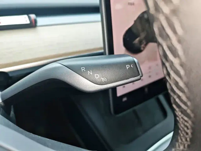 Tesla Model Y — Фото автомобиля 13