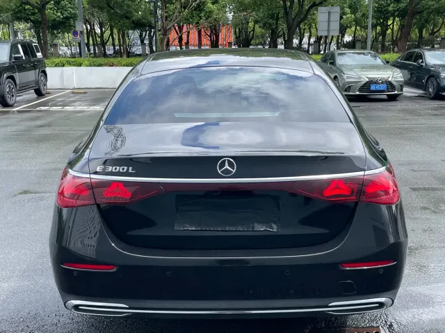 Mercedes-Benz E-Class — Фото автомобиля 23