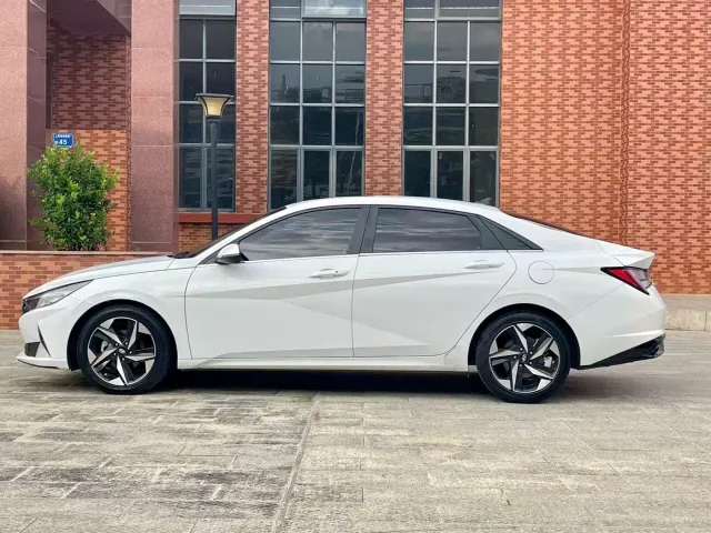Hyundai Elantra — Фото автомобиля 10