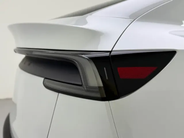 Tesla Model Y — Фото автомобиля 11