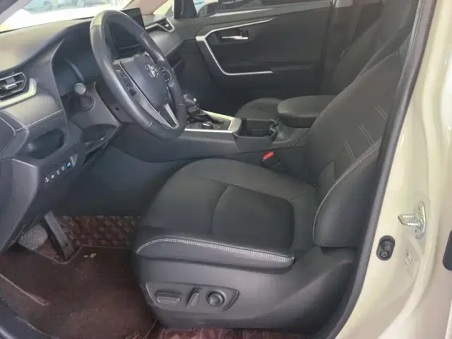 Toyota RAV4 — Фото автомобиля 9
