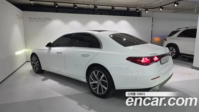 Mercedes-Benz E-Class — Фото автомобиля 2