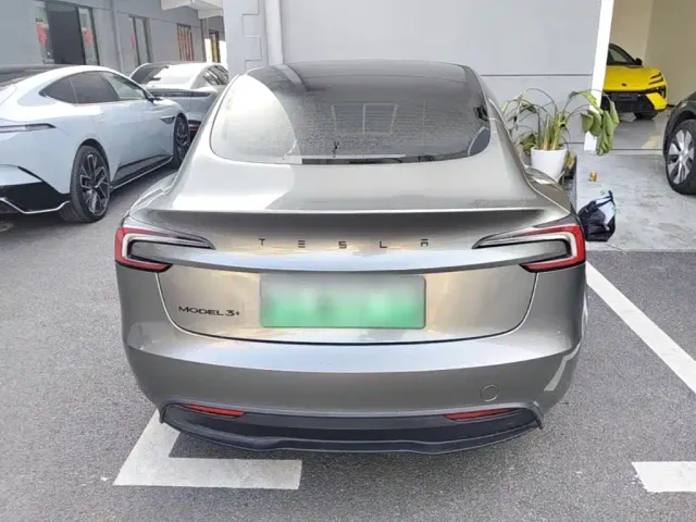 Tesla Model 3 — Фото автомобиля 5