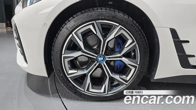 BMW i4 — Фото автомобиля 5