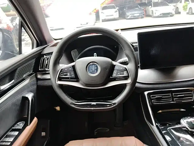 BYD Tang — Фото автомобиля 10