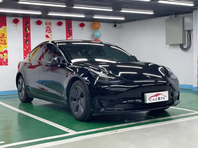Tesla Model 3 — Фото автомобиля 3