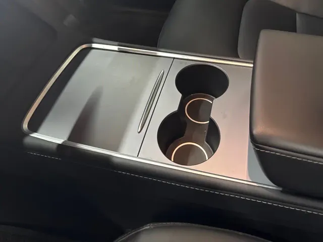 Tesla Model Y — Фото автомобиля 17