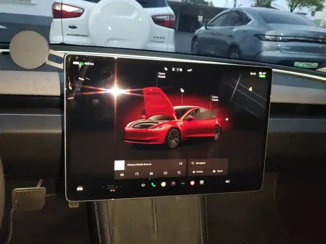 Tesla Model 3 — Фото автомобиля 7