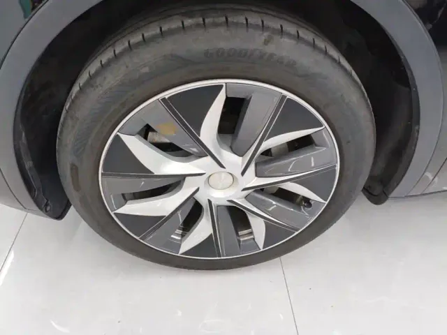 Tesla Model Y — Фото автомобиля 22