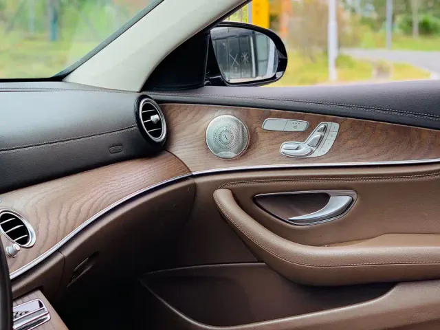 Mercedes-Benz E-Class — Фото автомобиля 20