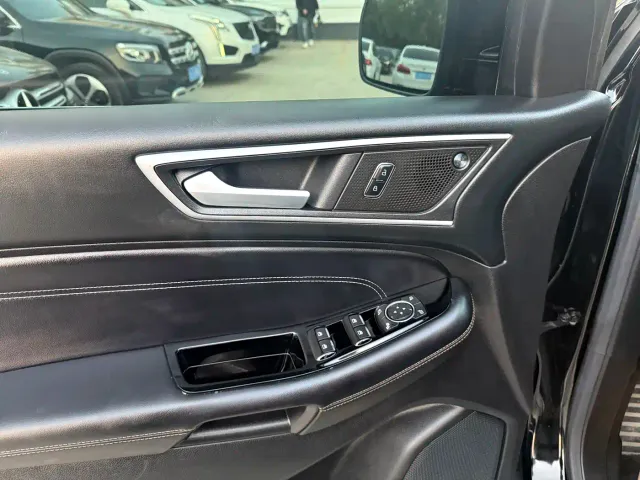 Ford Edge — Фото автомобиля 3