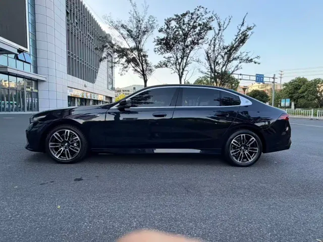 BMW 5 Series — Фото автомобиля 16