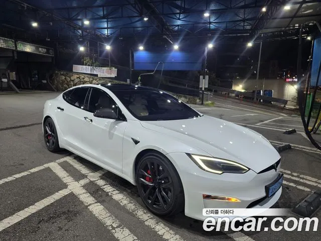 Tesla Model S — Фото автомобиля 11