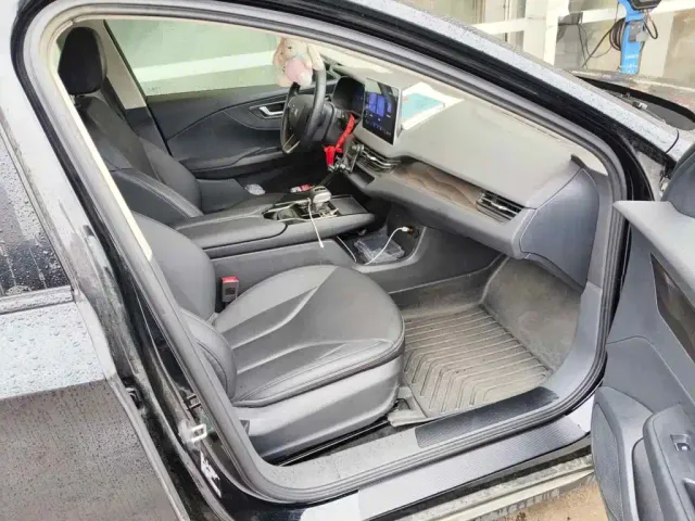 Hongqi E-QM5 — Фото автомобиля 13