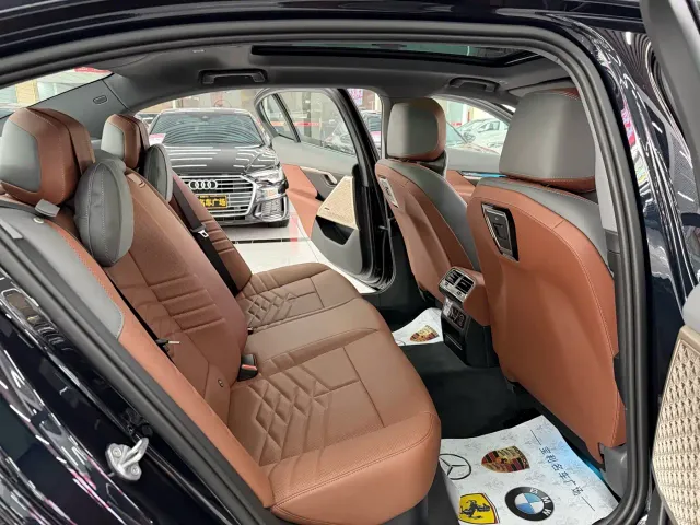 BMW 5 Series — Фото автомобиля 10
